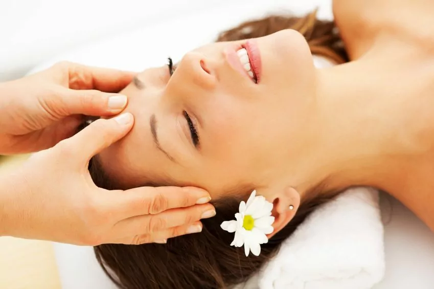 Massage Da Đầu Với Tinh Dầu Dưỡng Tóc